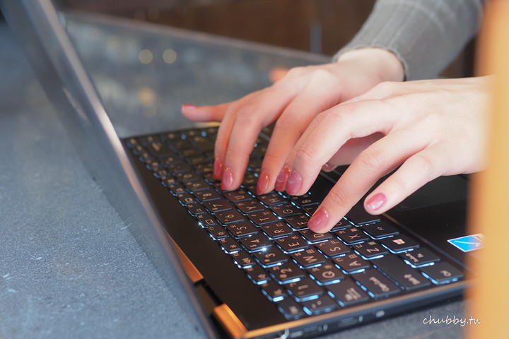 ASUS ZenBook Flip S真的好適合女生喔！UX371EA