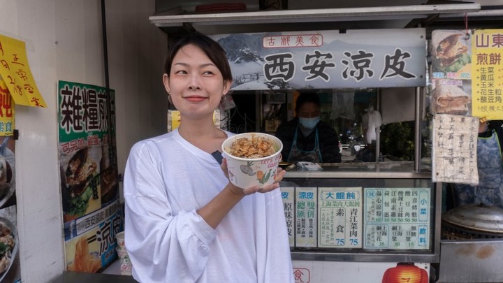 台中水湳市場美食挖寶趣，台中炒麵果然要配東泉辣醬！