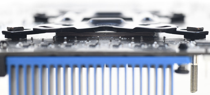 純白版ENERMAX LIQMAXIII 360一體式水冷動手玩