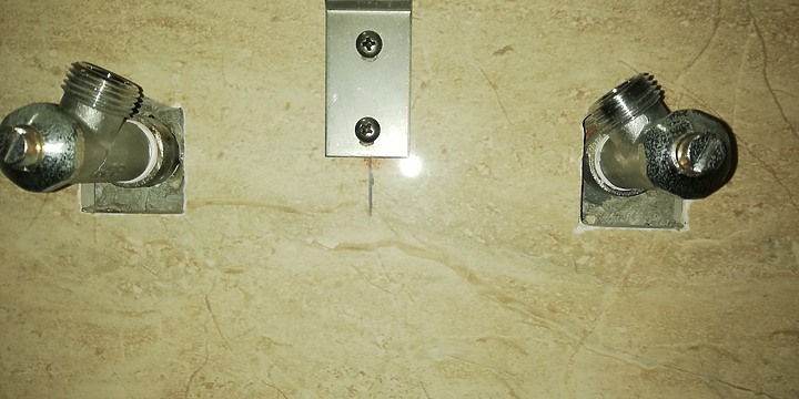牆壁冷熱水管不平(差6mm)，請教安裝淋浴龍頭漏水疑慮~
