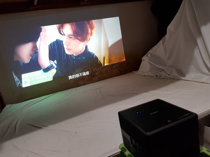 好投 好看 又好玩!超不受限的迷你雷射投影機 - Epson EF-12。