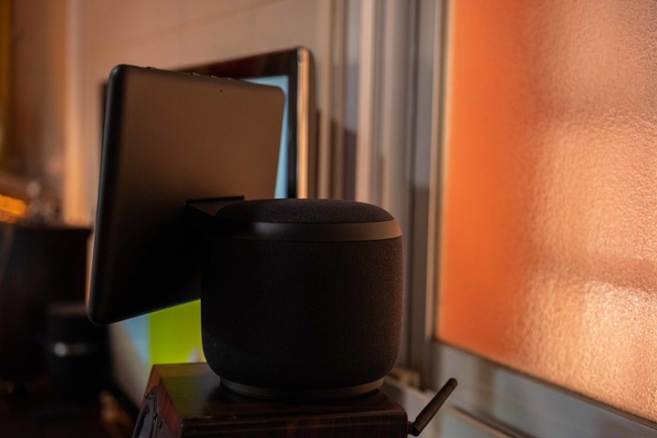 主人走到哪,僕人的臉就轉到哪的智慧音箱: Amazon Echo Show 10, 2021