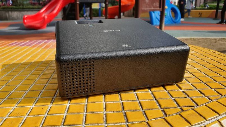 EPSON EF-11自由視移動迷你雷射投影機。輕便小巧的新選擇。