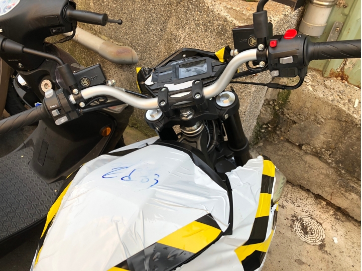 檔車外型的不知名的電動車