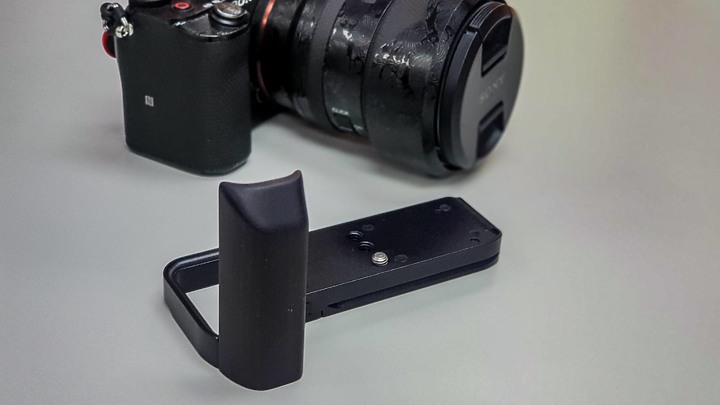 [開箱]Sony A7c 搭20MM F1.8 包膜+手把