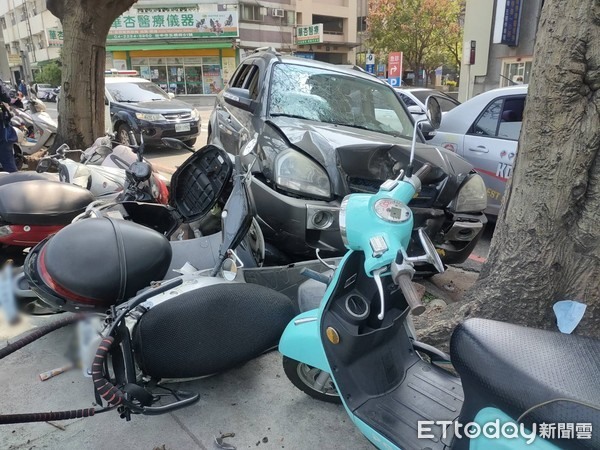 快訊／台中翁「油門當剎車」…安全氣囊炸開！連環撞倒路旁8機車