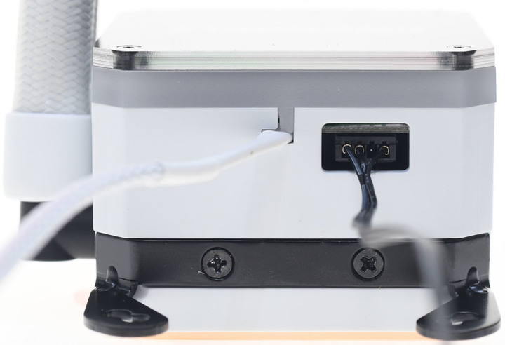 純白版ENERMAX LIQMAXIII 360一體式水冷動手玩