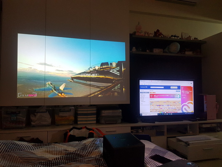 好投 好看 又好玩!超不受限的迷你雷射投影機 - Epson EF-12。