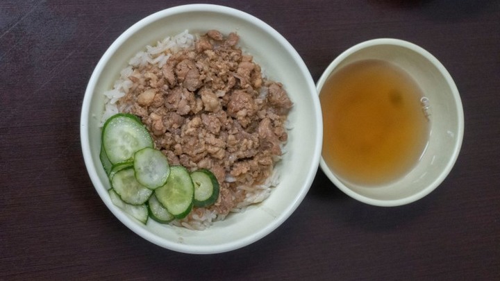 台中水湳市場美食挖寶趣，台中炒麵果然要配東泉辣醬！