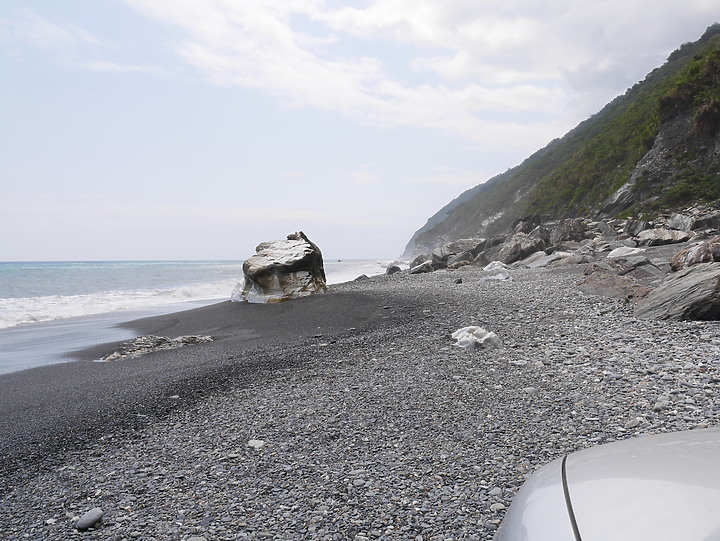 1代RAV4:都會休旅車打卡景點-南澳沙灘海蝕洞