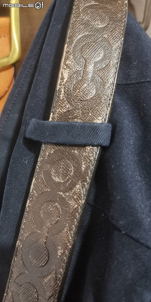 請問Coach皮帶用久變這樣是正常的嗎？？