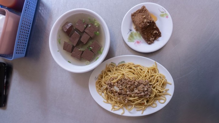 台中水湳市場美食挖寶趣，台中炒麵果然要配東泉辣醬！