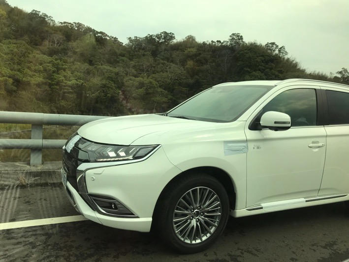 別遮了XD 這是Outlander PHEV吧?