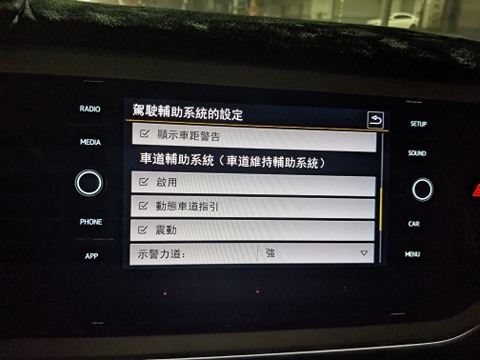 終於解套 只有車道偏移修正的polo 可以時速 65km/h 以下車道保持 塞車輔助 車道置中提前 自動遠近燈