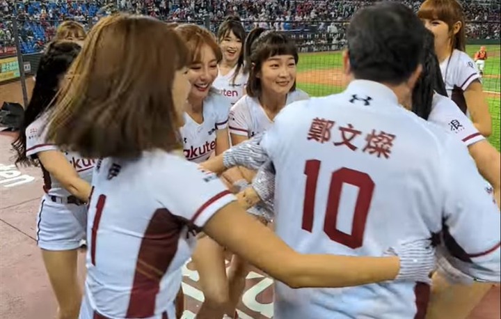 體重破百的鄭文燦 被9名樂天女孩扛起跳抬棺舞
