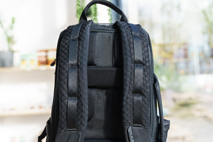 點我看大圖 Thinktank Photo Backstory 13/15 細心設計的低調攝影包