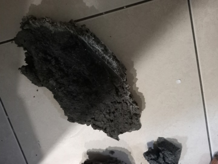 浴廁磁磚填縫處裂開, 求解(文長,慎入)