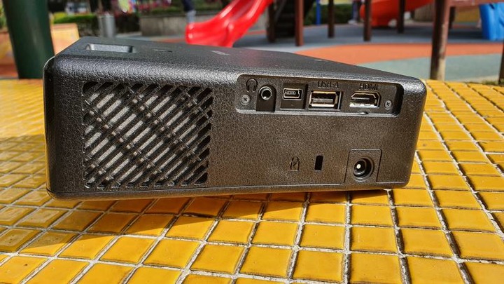 EPSON EF-11自由視移動迷你雷射投影機。輕便小巧的新選擇。
