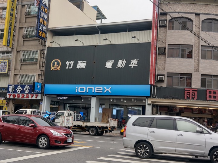 正在趕工中!年底要500座喔!