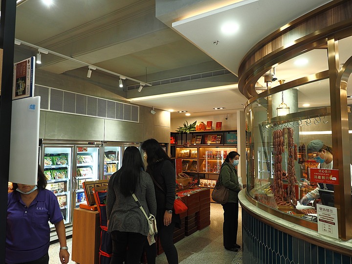 臺南市 中西區 戎館｜黑橋牌香腸門市 — 古早戲院門面還原，重見天日賣香腸了~~~