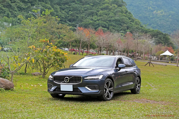 (chujy) Volvo V60 T8 Recharge Inscription 露營。海岸。美景之旅