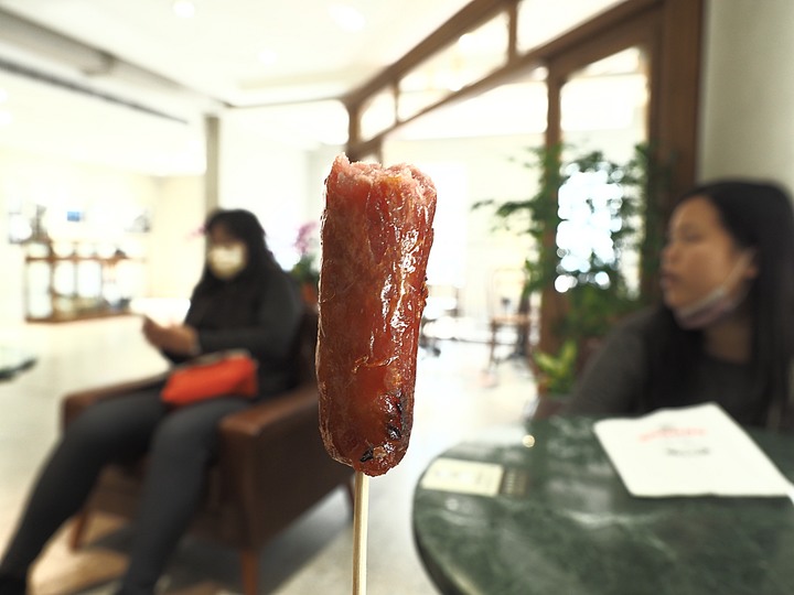 臺南市 中西區 戎館｜黑橋牌香腸門市 — 古早戲院門面還原，重見天日賣香腸了~~~