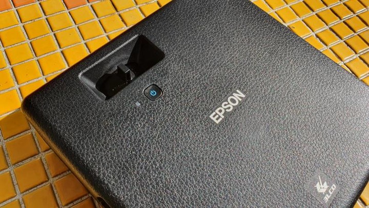 EPSON EF-11自由視移動迷你雷射投影機。輕便小巧的新選擇。
