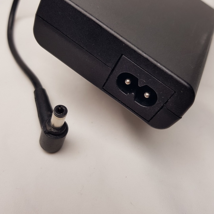 好投 好看 又好玩!超不受限的迷你雷射投影機 - Epson EF-12。
