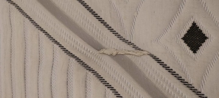 【請教】有人可以看看我的床怎麼了?是環保材質嗎?