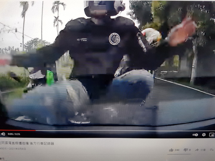 震撼！阿婆彎的肇事重機追撞機車  騎士騰空飛起來