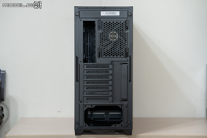 靜音性能兩者兼顧 ANTEC P10 FLUX