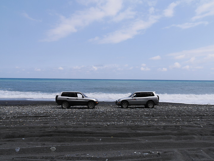 1代RAV4:都會休旅車打卡景點-南澳沙灘海蝕洞