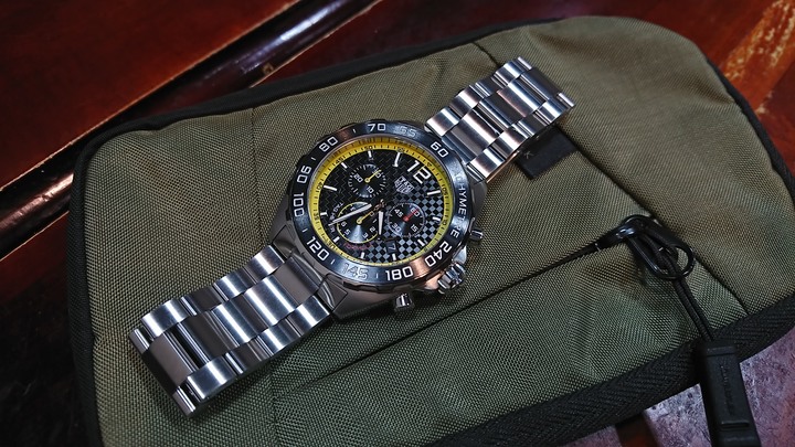 分享：TAG Heuer Formula 1 碳纖維黃圈計時賽車錶