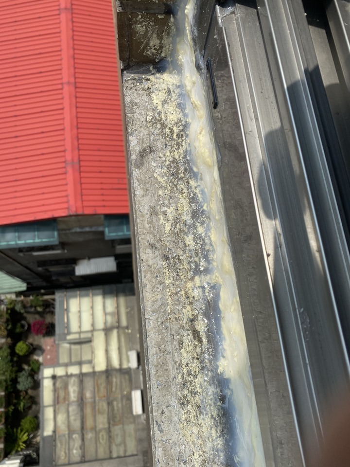 隔音窗裝完成品這樣是正常的嗎？