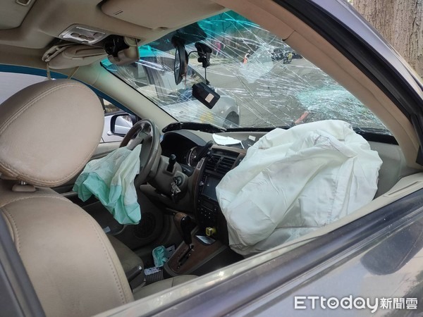 快訊／台中翁「油門當剎車」…安全氣囊炸開！連環撞倒路旁8機車