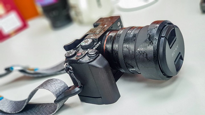 [開箱]Sony A7c 搭20MM F1.8 包膜+手把