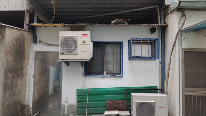 點我看大圖 鄰居店面把冷氣室外機裝在我家店面的後面,請問對方有什麼法律責任與該如何處理?
