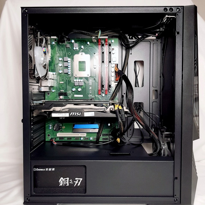 面板燈條、燈光同步 真吸睛!SAMA 先馬機殼 MG-I 開箱體驗!
