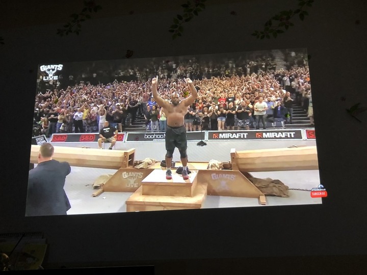 EPSON EF-11自由視移動迷你雷射投影機。輕便小巧的新選擇。