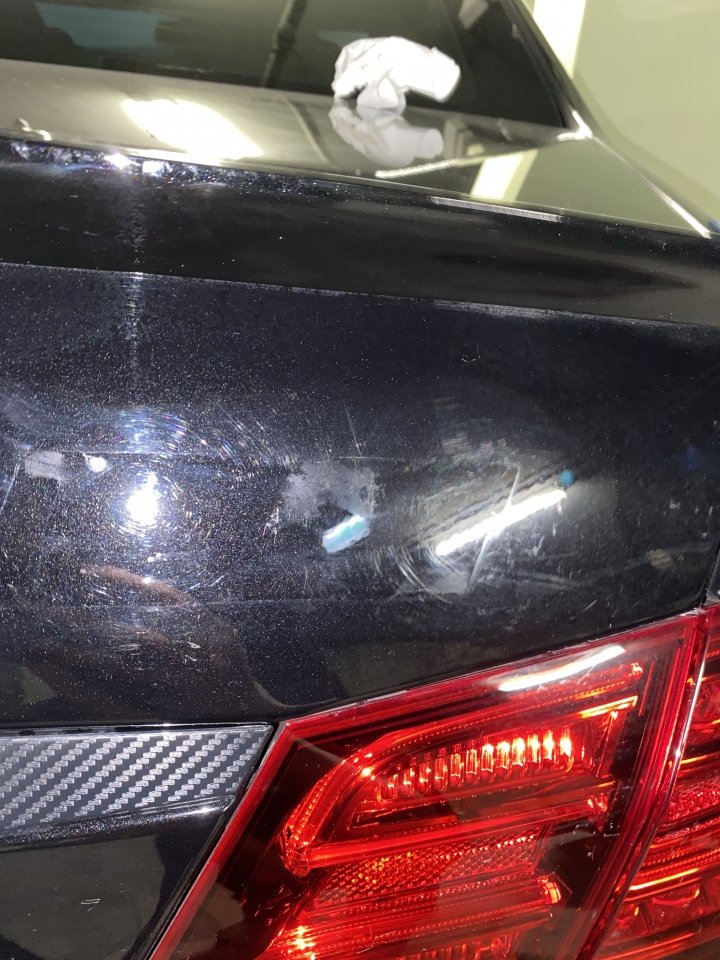 汽車除車標留下的痕跡