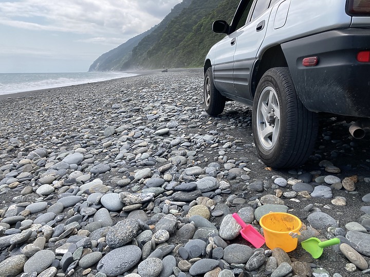 1代RAV4:都會休旅車打卡景點-南澳沙灘海蝕洞