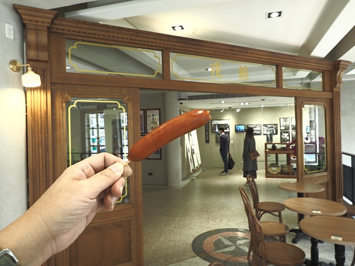 臺南市 中西區 戎館｜黑橋牌香腸門市 — 古早戲院門面還原，重見天日賣香腸了~~~