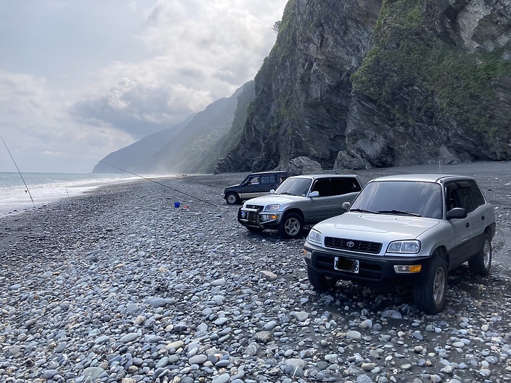 1代RAV4:都會休旅車打卡景點-南澳沙灘海蝕洞