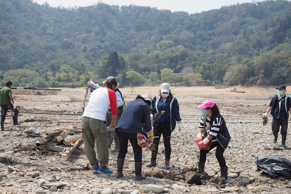 日月潭底「噁爛垃圾山」露出見光!居民受不了上百人淨潭撿1噸