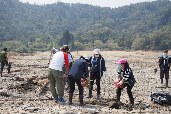 日月潭底「噁爛垃圾山」露出見光！居民受不了上百人淨潭撿1噸