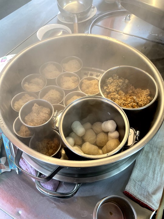 推薦:南京東路五段123巷古早味---豬血湯+炒麵
