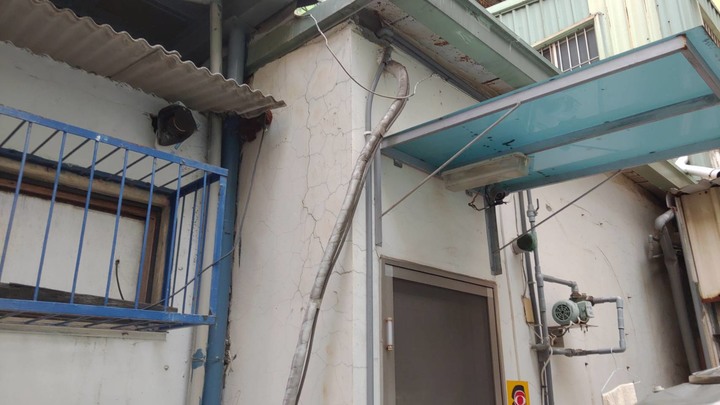 點我看大圖 鄰居店面把冷氣室外機裝在我家店面的後面,請問對方有什麼法律責任與該如何處理?