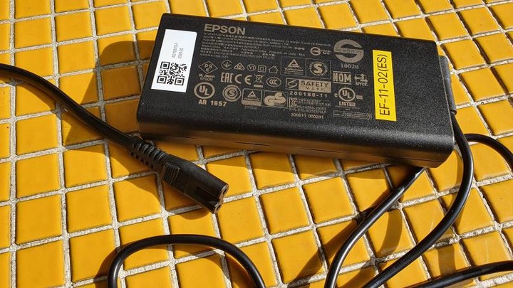 EPSON EF-11自由視移動迷你雷射投影機。輕便小巧的新選擇。
