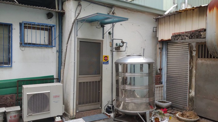 點我看大圖 鄰居店面把冷氣室外機裝在我家店面的後面,請問對方有什麼法律責任與該如何處理?