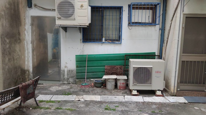 點我看大圖 鄰居店面把冷氣室外機裝在我家店面的後面,請問對方有什麼法律責任與該如何處理?